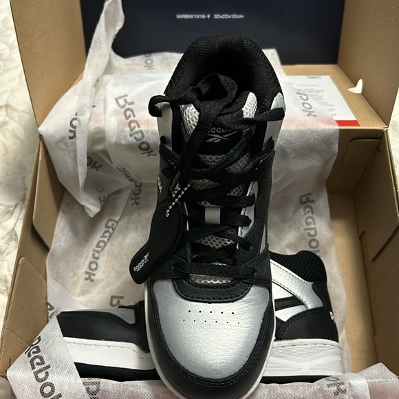 Reebok Women’s high top work shoe- composite toe- size 7W - Picture 3 of 7